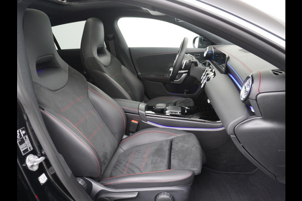 Mercedes-Benz CLA-Klasse Shooting Brake 200 AMG // Panoramadak // Sfeerverlichting // Privacy Glas // 19" Velgen // Carplay // Augmented Reality