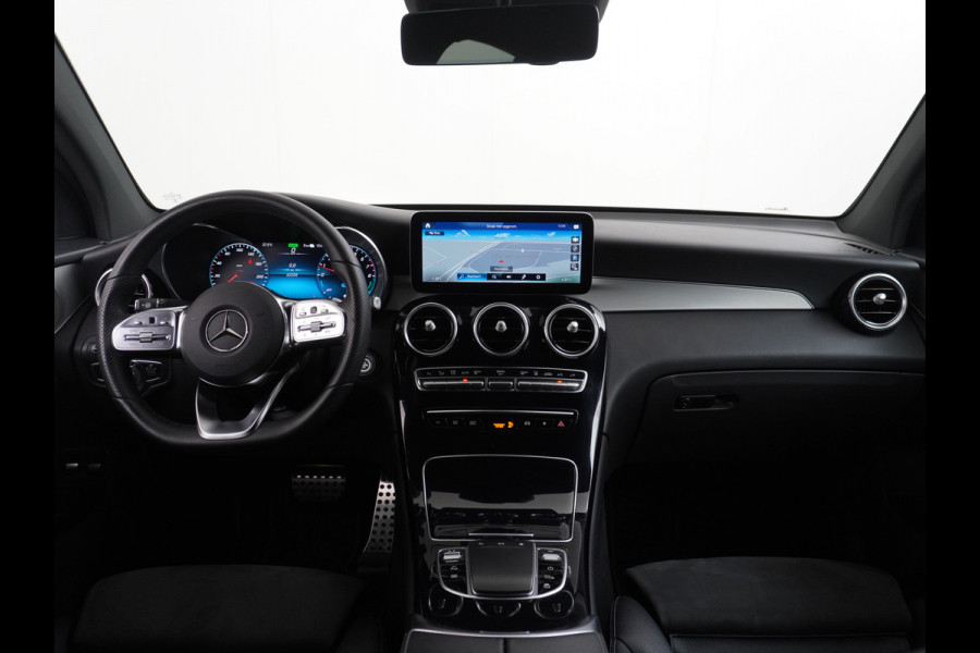 Mercedes-Benz GLC 300e Coupé AMG 4Matic // Burmester / Magno Grijs // 20 inch // Treeplanken // Night pakket