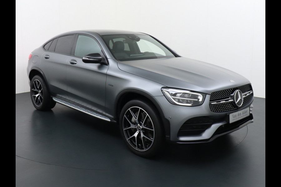 Mercedes-Benz GLC 300e Coupé AMG 4Matic // Burmester / Magno Grijs // 20 inch // Treeplanken // Night pakket