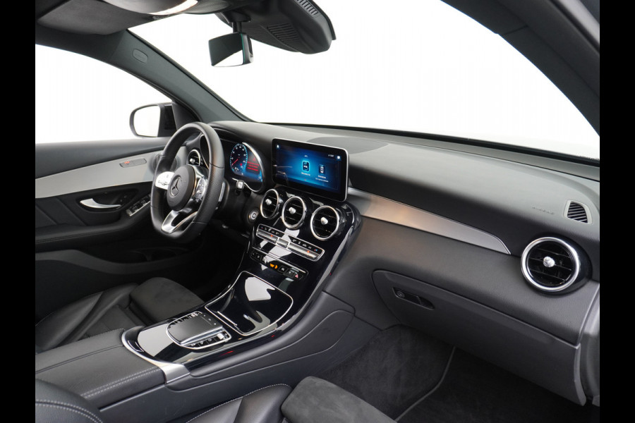 Mercedes-Benz GLC 300e Coupé AMG 4Matic // Burmester / Magno Grijs // 20 inch // Treeplanken // Night pakket