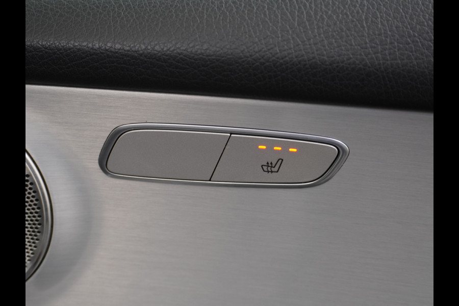 Mercedes-Benz GLC 300e Coupé AMG 4Matic // Burmester / Magno Grijs // 20 inch // Treeplanken // Night pakket