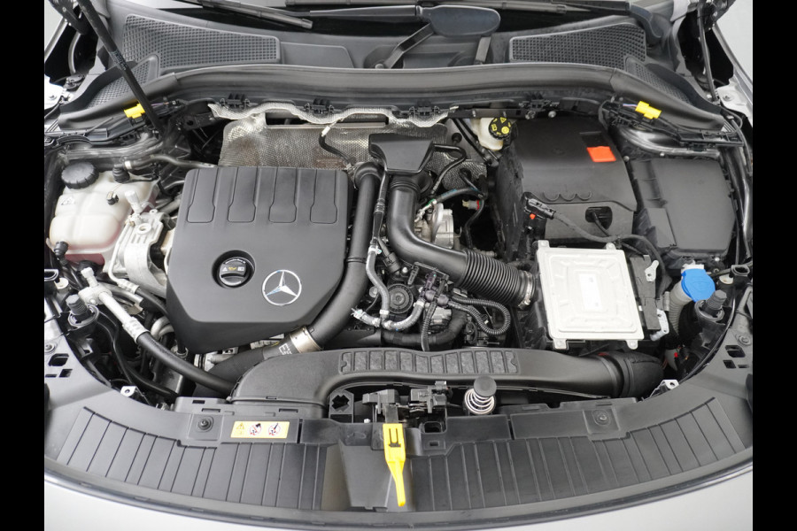 Mercedes-Benz GLA 200 AMG // Camera // Sfeerverlichting // Night Pakket // Augmented Reality // Carplay // 19" Muli Spaak Velgen