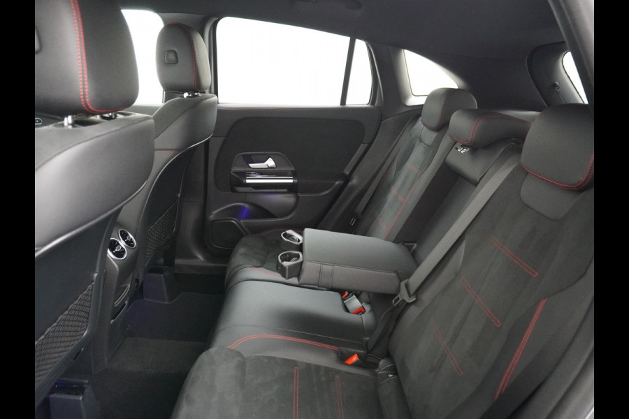 Mercedes-Benz GLA 200 AMG // Camera // Sfeerverlichting // Night Pakket // Augmented Reality // Carplay // 19" Muli Spaak Velgen