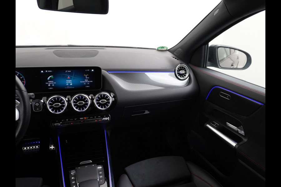 Mercedes-Benz GLA 200 AMG // Camera // Sfeerverlichting // Night Pakket // Augmented Reality // Carplay // 19" Muli Spaak Velgen