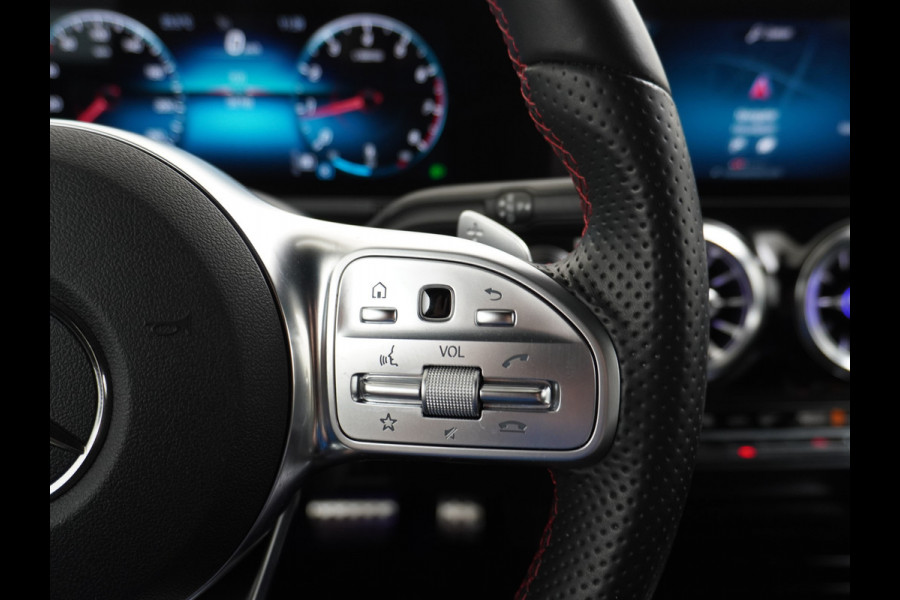 Mercedes-Benz GLA 200 AMG // Camera // Sfeerverlichting // Night Pakket // Augmented Reality // Carplay // 19" Muli Spaak Velgen