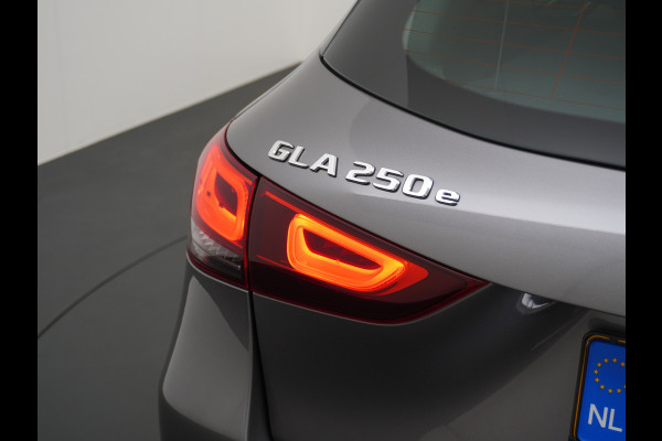 Mercedes-Benz GLA 250e Luxury // Trekhaak // Carplay // WideScreen // Navigatie // LED Koplampen // Cruise Control