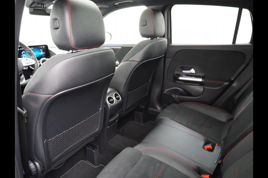 Mercedes-Benz GLA 250 e AMG // Panoramadak // 20" AMG Velgen // Nightpakket // Sfeerverlichting // Camera //