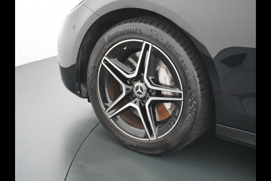 Mercedes-Benz E-Klasse 300e AMG // Trekhaak 2100kg // 360 Camera // Schuifdak // Night pakket // Elek. Achterklep // Carplay