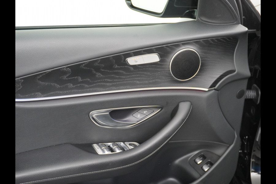 Mercedes-Benz E-Klasse 300e AMG // Trekhaak 2100kg // 360 Camera // Schuifdak // Night pakket // Elek. Achterklep // Carplay