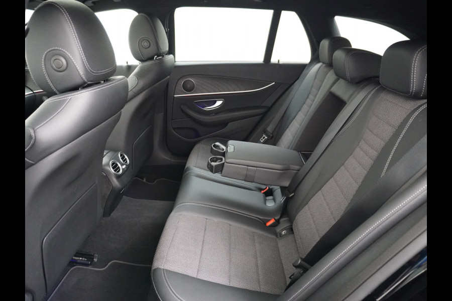 Mercedes-Benz E-Klasse 300e AMG // Trekhaak 2100kg // 360 Camera // Schuifdak // Night pakket // Elek. Achterklep // Carplay