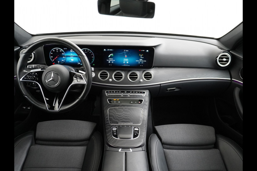 Mercedes-Benz E-Klasse 300e AMG // Trekhaak 2100kg // 360 Camera // Schuifdak // Night pakket // Elek. Achterklep // Carplay