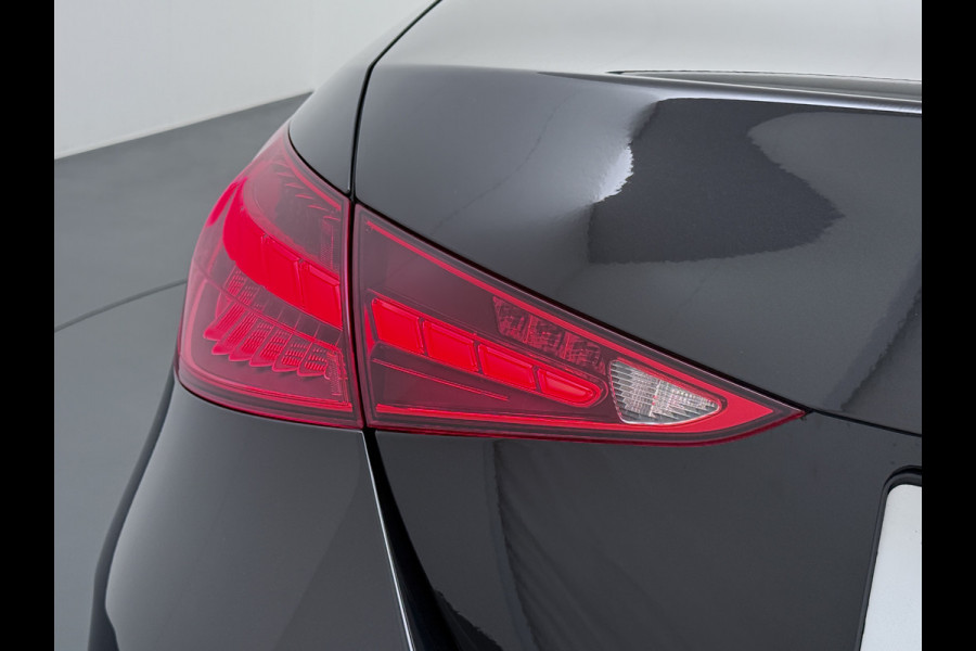 Mercedes-Benz C-Klasse 200 AMG // Panoramadak // Trekhaak // Carplay // Camera // Nightpakket // Alarm // 19 inch // Sfeerverlichting