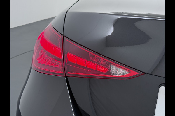 Mercedes-Benz C-Klasse 200 AMG // Panoramadak // Trekhaak // Carplay // Camera // Nightpakket // Alarm // 19 inch // Sfeerverlichting