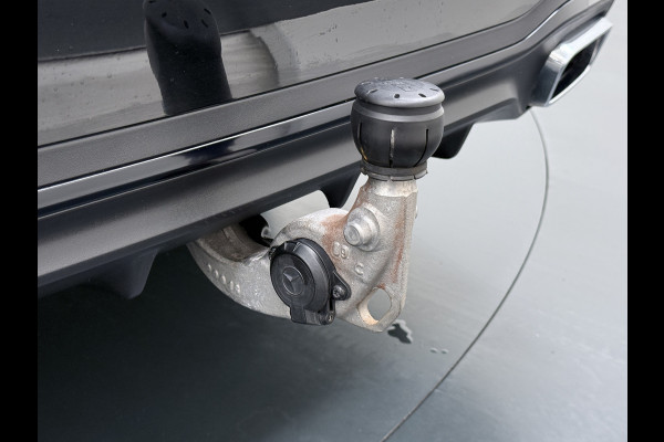 Mercedes-Benz C-Klasse 200 AMG // Panoramadak // Trekhaak // Carplay // Camera // Nightpakket // Alarm // 19 inch // Sfeerverlichting