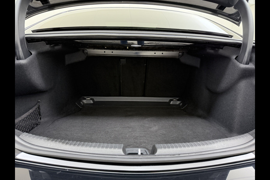 Mercedes-Benz C-Klasse 200 AMG // Panoramadak // Trekhaak // Carplay // Camera // Nightpakket // Alarm // 19 inch // Sfeerverlichting