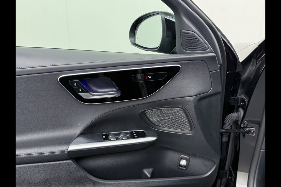 Mercedes-Benz C-Klasse 200 AMG // Panoramadak // Trekhaak // Carplay // Camera // Nightpakket // Alarm // 19 inch // Sfeerverlichting