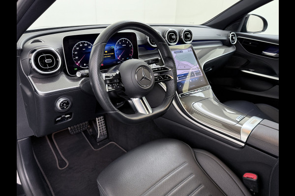 Mercedes-Benz C-Klasse 200 AMG // Panoramadak // Trekhaak // Carplay // Camera // Nightpakket // Alarm // 19 inch // Sfeerverlichting