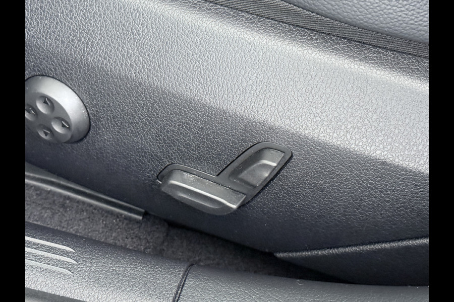 Mercedes-Benz C-Klasse 200 AMG // Panoramadak // Trekhaak // Carplay // Camera // Nightpakket // Alarm // 19 inch // Sfeerverlichting