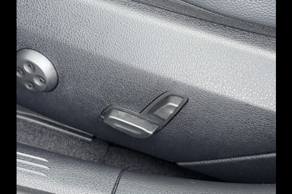 Mercedes-Benz C-Klasse 200 AMG // Panoramadak // Trekhaak // Carplay // Camera // Nightpakket // Alarm // 19 inch // Sfeerverlichting