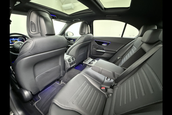 Mercedes-Benz C-Klasse 200 AMG // Panoramadak // Trekhaak // Carplay // Camera // Nightpakket // Alarm // 19 inch // Sfeerverlichting
