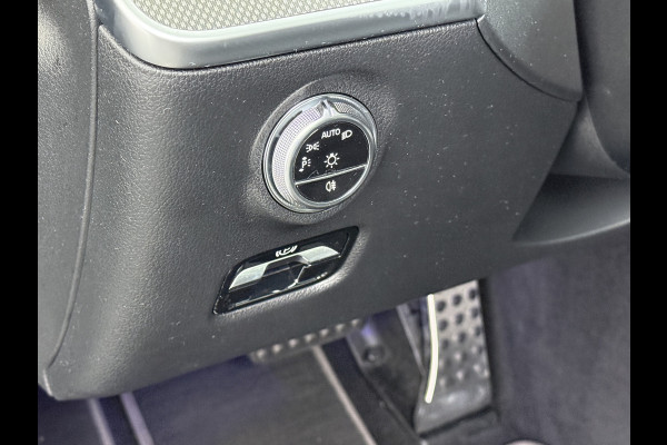 Mercedes-Benz C-Klasse 200 AMG // Panoramadak // Trekhaak // Carplay // Camera // Nightpakket // Alarm // 19 inch // Sfeerverlichting