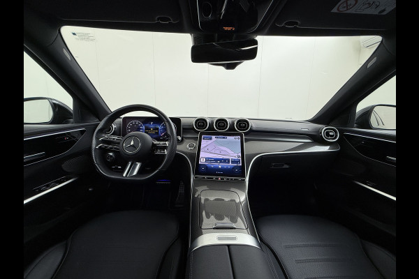 Mercedes-Benz C-Klasse 200 AMG // Panoramadak // Trekhaak // Carplay // Camera // Nightpakket // Alarm // 19 inch // Sfeerverlichting