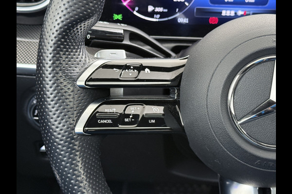 Mercedes-Benz C-Klasse 200 AMG // Panoramadak // Trekhaak // Carplay // Camera // Nightpakket // Alarm // 19 inch // Sfeerverlichting