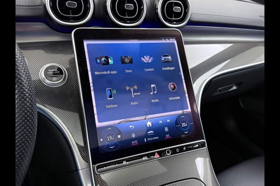 Mercedes-Benz C-Klasse 200 AMG // Panoramadak // Trekhaak // Carplay // Camera // Nightpakket // Alarm // 19 inch // Sfeerverlichting