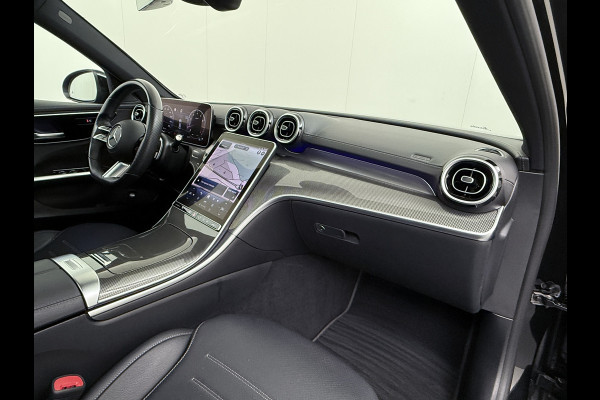 Mercedes-Benz C-Klasse 200 AMG // Panoramadak // Trekhaak // Carplay // Camera // Nightpakket // Alarm // 19 inch // Sfeerverlichting