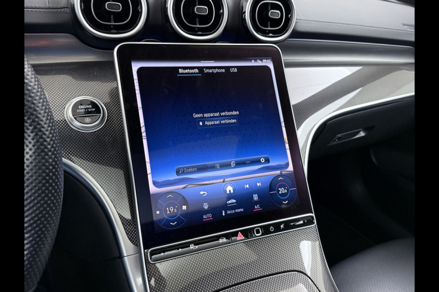 Mercedes-Benz C-Klasse 200 AMG // Panoramadak // Trekhaak // Carplay // Camera // Nightpakket // Alarm // 19 inch // Sfeerverlichting