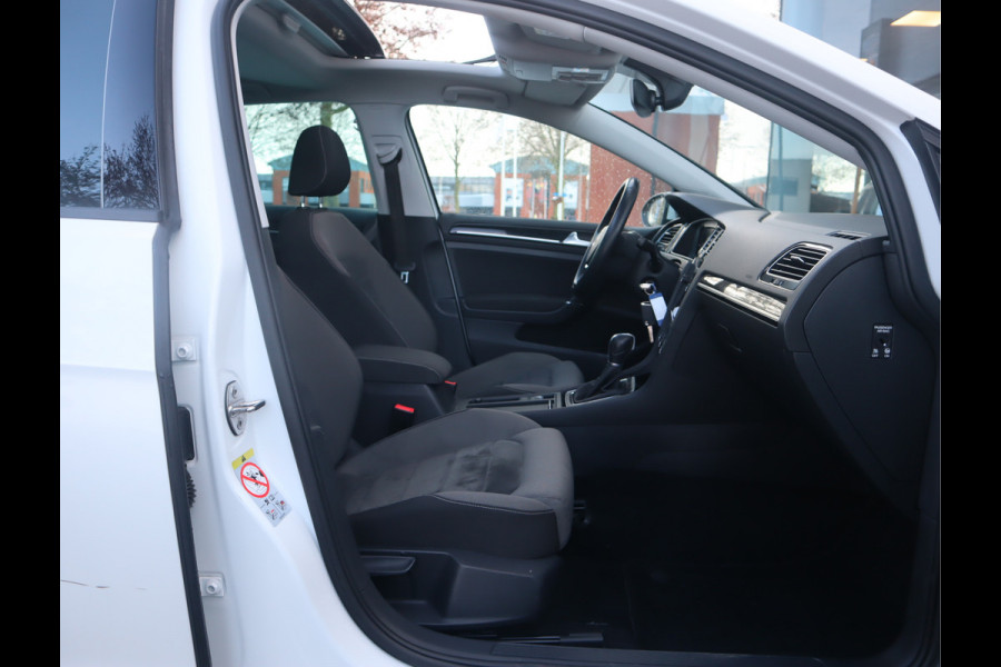 Volkswagen Golf 1.5 TSI Highline R-Line // Dealeronderhouden