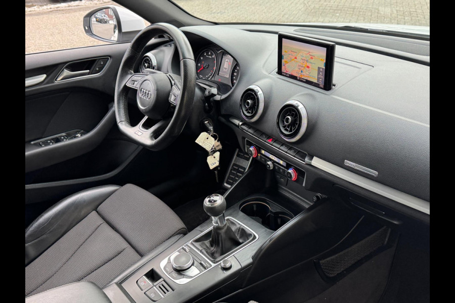 Audi A3 Sportback 30 TFSI Sport S Line Edition - Navigatie I Airco I Sport interieur & Velgen I PDC I Dealer onderhouden
