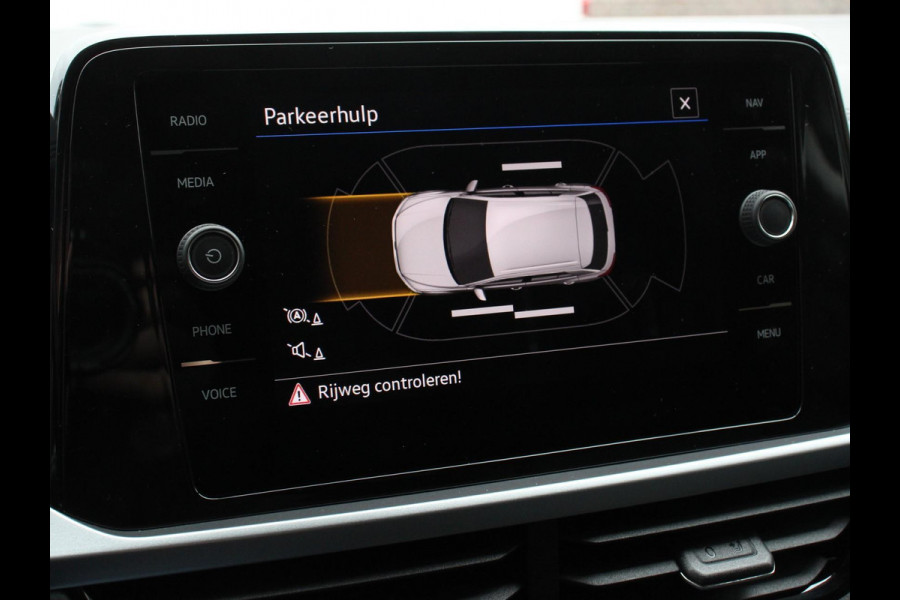 Volkswagen T-Roc 1.5 TSI 150pk DSG Life | Navigatie | Apple Carplay/Android Auto | Adaptive Cruise Control | Trekhaak | Parkeersensoren | Stoelverwarming | Ledverlichting | Getinte ramen | Climate Control |