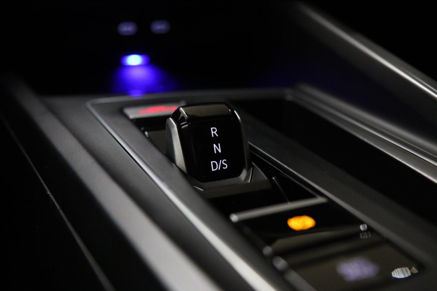 Volkswagen Golf 1.4 eHybrid GTE / PANO/HUD/IQLIGHT/MEM/CARPLAY/VOL