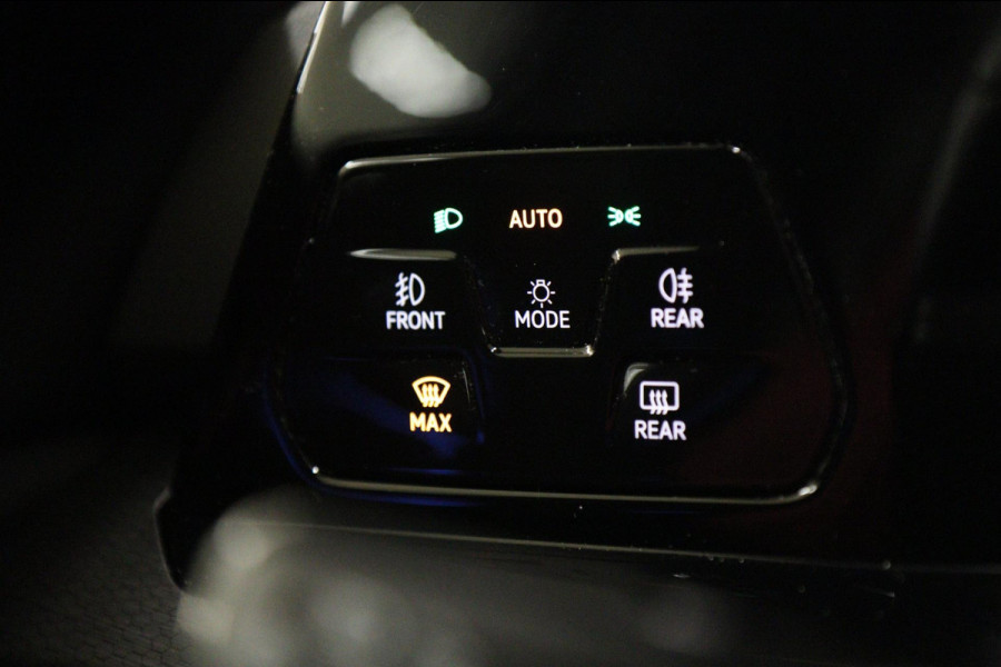 Volkswagen Golf 1.4 eHybrid GTE / PANO/HUD/IQLIGHT/MEM/CARPLAY/VOL