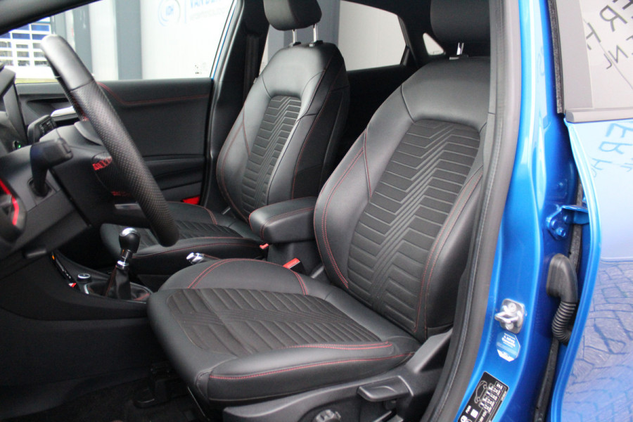 Ford Puma 1.0-155pk EcoBoost Hybrid ST-Line X. Erg mooi, nette, luxe en sportieve Ford Puma ! Autm. airco, stoel-, stuur- en voorraamverw., camera, elektr. achterkl., trekhaak+afneemb. kogel, B&O soundsyst., lane- en side assist, adapt. cruise cntrl, LED verl. etc.