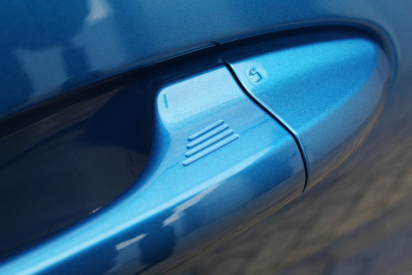 Ford Puma 1.0-155pk EcoBoost Hybrid ST-Line X. Erg mooi, nette, luxe en sportieve Ford Puma ! Autm. airco, stoel-, stuur- en voorraamverw., camera, elektr. achterkl., trekhaak+afneemb. kogel, B&O soundsyst., lane- en side assist, adapt. cruise cntrl, LED verl. etc.