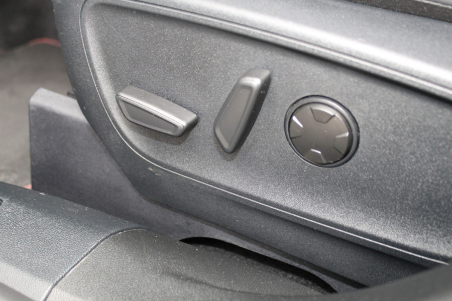 Ford Kuga 2.5-243pk PHEV ST-Line X. Trekgewicht 2.100kg. Nieuw Model ! Van €. 54.937,- voor €. 43.735,- Trekgewicht van 2.100kg ! Elektr. panodak., elektr. trekhaak, stoel-, stuur- en voorraamverw., 360gr. Camera, HUD, AppleCarplay/Androidauto, Elektr. verstelb. comfortstoelen, LED verl.