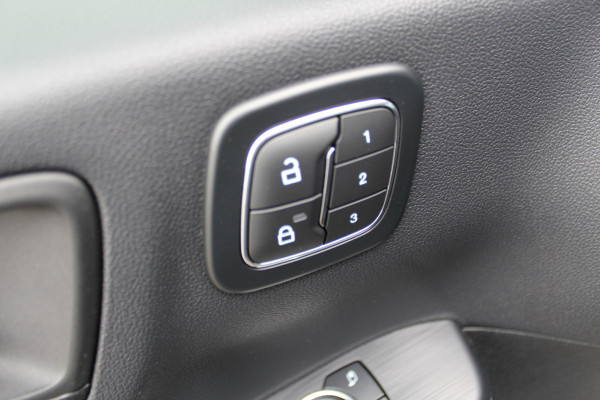 Ford Kuga 2.5-243pk PHEV ST-Line X. Trekgewicht 2.100kg. Nieuw Model ! Van €. 54.937,- voor €. 43.735,- Trekgewicht van 2.100kg ! Elektr. panodak., elektr. trekhaak, stoel-, stuur- en voorraamverw., 360gr. Camera, HUD, AppleCarplay/Androidauto, Elektr. verstelb. comfortstoelen, LED verl.