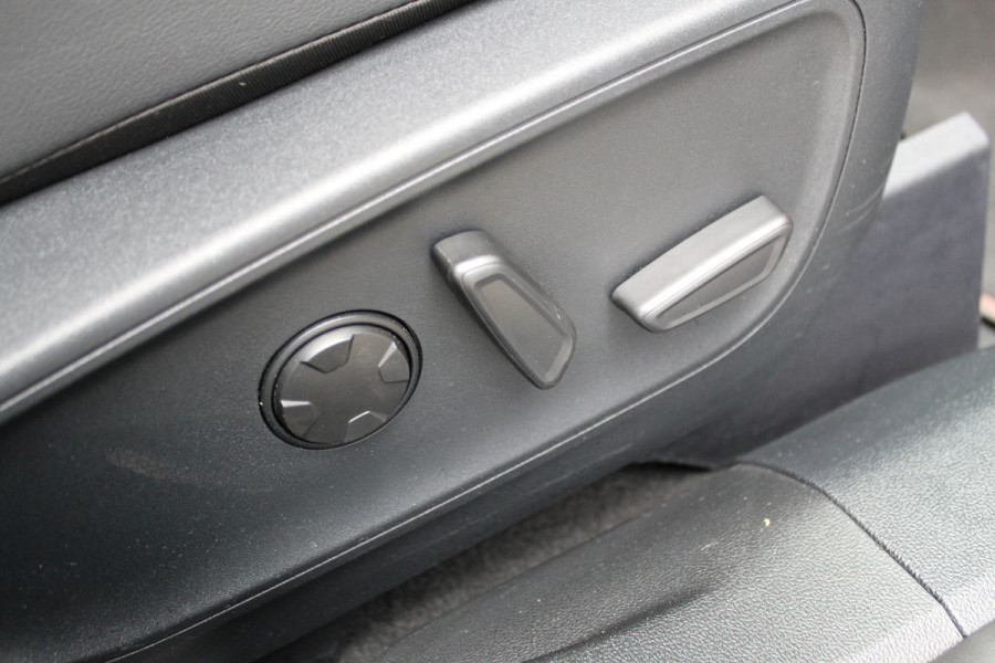 Ford Kuga 2.5-243pk PHEV ST-Line X. Trekgewicht 2.100kg. Nieuw Model ! Van €. 54.937,- voor €. 43.735,- Trekgewicht van 2.100kg ! Elektr. panodak., elektr. trekhaak, stoel-, stuur- en voorraamverw., 360gr. Camera, HUD, AppleCarplay/Androidauto, Elektr. verstelb. comfortstoelen, LED verl.