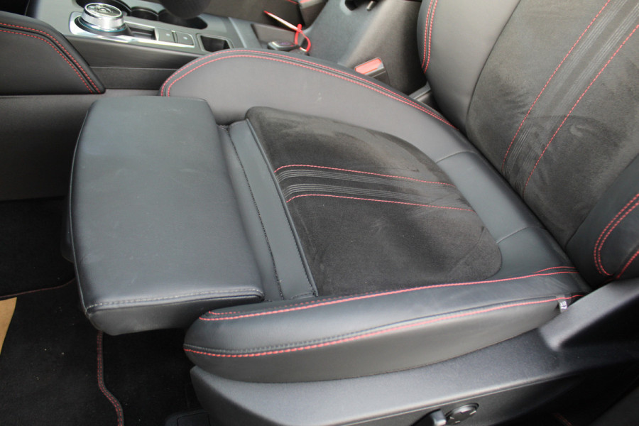 Ford Kuga 2.5-243pk PHEV ST-Line X. Nieuwste model ! Van €. 54.937,- voor €. 43.735,- ! Trekgewicht 2.100kg ! Elektr. panoramadak, Elektr. inklapb. trekhaak, stoel-, stuur- en voorraamverw., lane- en side assist, 360gr. camera, HUD, Apple/Android, Elektr. verstelb. stoelen, LED verl. etc etc