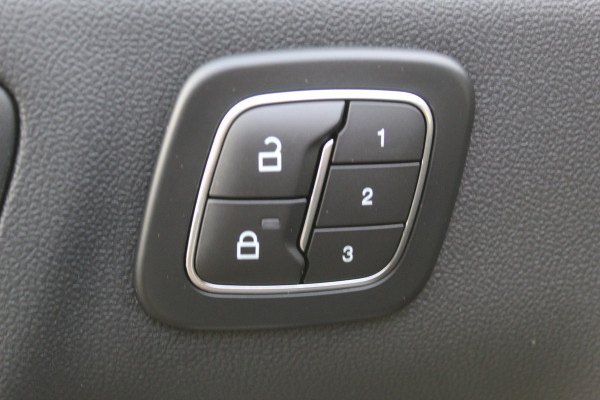 Ford Kuga 2.5-243pk PHEV ST-Line X. Nieuwste model ! Van €. 54.937,- voor €. 43.735,- ! Trekgewicht 2.100kg ! Elektr. panoramadak, Elektr. inklapb. trekhaak, stoel-, stuur- en voorraamverw., lane- en side assist, 360gr. camera, HUD, Apple/Android, Elektr. verstelb. stoelen, LED verl. etc etc