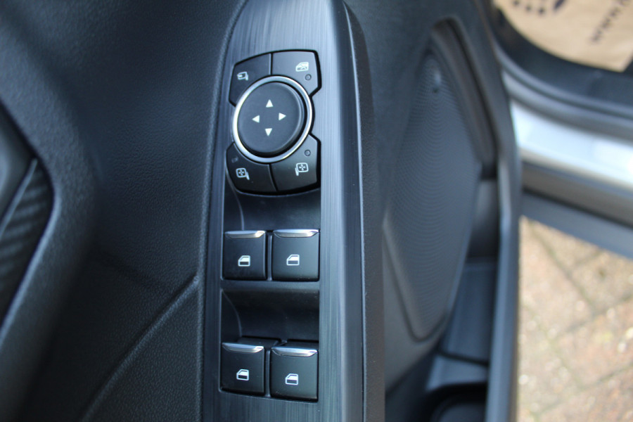 Ford Kuga 2.5-243pk PHEV ST-Line X. Nieuwste model ! Van €. 54.937,- voor €. 43.735,- ! Trekgewicht 2.100kg ! Elektr. panoramadak, Elektr. inklapb. trekhaak, stoel-, stuur- en voorraamverw., lane- en side assist, 360gr. camera, HUD, Apple/Android, Elektr. verstelb. stoelen, LED verl. etc etc