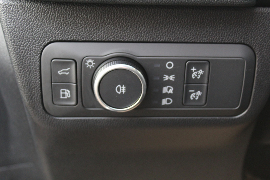 Ford Kuga 2.5-243pk PHEV ST-Line X. Nieuwste model ! Van €. 54.937,- voor €. 43.735,- ! Trekgewicht 2.100kg ! Elektr. panoramadak, Elektr. inklapb. trekhaak, stoel-, stuur- en voorraamverw., lane- en side assist, 360gr. camera, HUD, Apple/Android, Elektr. verstelb. stoelen, LED verl. etc etc