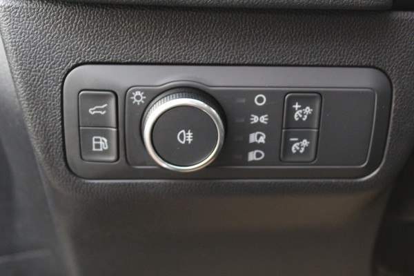 Ford Kuga 2.5-243pk PHEV ST-Line X. Nieuwste model ! Van €. 54.937,- voor €. 43.735,- ! Trekgewicht 2.100kg ! Elektr. panoramadak, Elektr. inklapb. trekhaak, stoel-, stuur- en voorraamverw., lane- en side assist, 360gr. camera, HUD, Apple/Android, Elektr. verstelb. stoelen, LED verl. etc etc