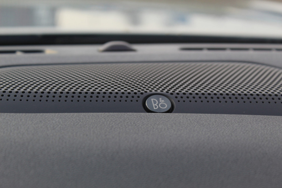 Ford Kuga 2.5-243pk PHEV ST-Line X. Nieuwste model ! Van €. 54.937,- voor €. 43.735,- ! Trekgewicht 2.100kg ! Elektr. panoramadak, Elektr. inklapb. trekhaak, stoel-, stuur- en voorraamverw., lane- en side assist, 360gr. camera, HUD, Apple/Android, Elektr. verstelb. stoelen, LED verl. etc etc