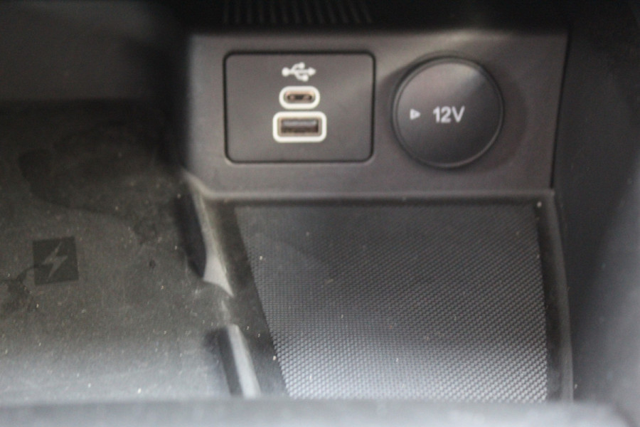 Ford Kuga 2.5-243pk PHEV ST-Line X. Nieuwste model ! Van €. 54.937,- voor €. 43.735,- ! Trekgewicht 2.100kg ! Elektr. panoramadak, Elektr. inklapb. trekhaak, stoel-, stuur- en voorraamverw., lane- en side assist, 360gr. camera, HUD, Apple/Android, Elektr. verstelb. stoelen, LED verl. etc etc