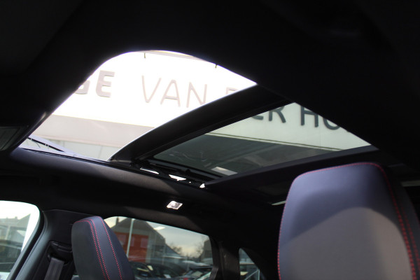 Ford Kuga 2.5-243pk PHEV ST-Line X. Nieuwste model ! Van €. 54.937,- voor €. 43.735,- ! Trekgewicht 2.100kg ! Elektr. panoramadak, Elektr. inklapb. trekhaak, stoel-, stuur- en voorraamverw., lane- en side assist, 360gr. camera, HUD, Apple/Android, Elektr. verstelb. stoelen, LED verl. etc etc