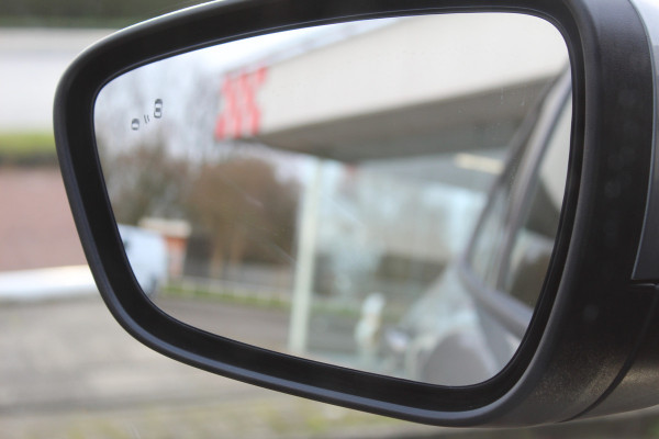 Ford Kuga 2.5-243pk PHEV ST-Line X. Nieuwste model ! Van €. 54.937,- voor €. 43.735,- ! Trekgewicht 2.100kg ! Elektr. panoramadak, Elektr. inklapb. trekhaak, stoel-, stuur- en voorraamverw., lane- en side assist, 360gr. camera, HUD, Apple/Android, Elektr. verstelb. stoelen, LED verl. etc etc