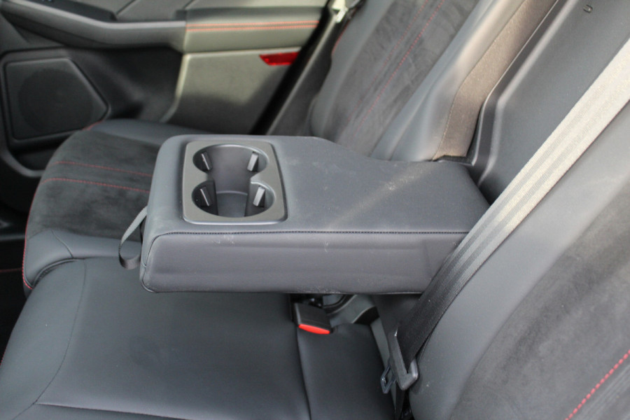 Ford Kuga 2.5-243pk PHEV ST-Line X. Nieuwste model ! Van €. 54.937,- voor €. 43.735,- ! Trekgewicht 2.100kg ! Elektr. panoramadak, Elektr. inklapb. trekhaak, stoel-, stuur- en voorraamverw., lane- en side assist, 360gr. camera, HUD, Apple/Android, Elektr. verstelb. stoelen, LED verl. etc etc